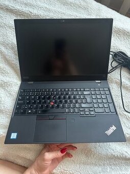 Lenovo ThinkPad T590 top stav