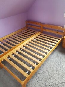 Dřevěná postele s dřevěný roštem