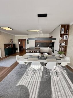 Pronájem luxusního bytu 4+kk, 138 m2 + dvě terasy, garáž a p