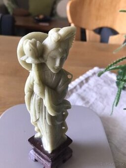 Soška z mastku, čínská soška na kamenném podstavci