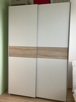 šatní skříň s posuvnými dveřmi