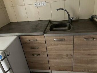 Firemní kuchyňská linka s ledničkou, super stav 2500 Kč