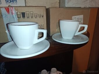 Bílé šálky, talířky espresso