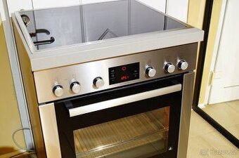 Nerezový vestavný sporák Bosch HEB73D352, vyjížděcí dveře