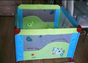 Skládací cestovní ohrádka/postýlka