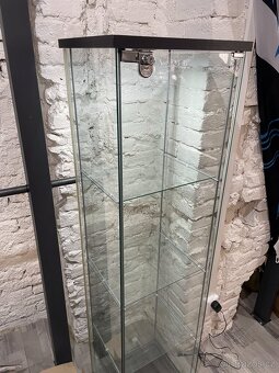 Skleněná vitrína s led osvětlením - 1