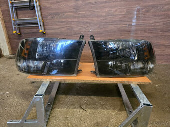 Přední světla dodge RAM 1500