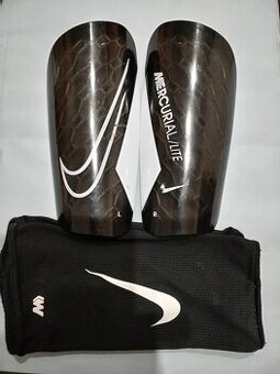 Fotblové chrániče Nike Mercurial vel. M-L -