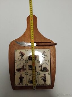 Ozdobné prkénko s malovanou kachlí.