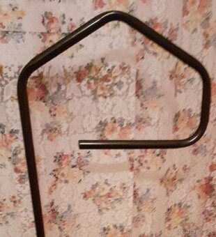 Němý sluha. Černý. Kovový. Na oblečení.