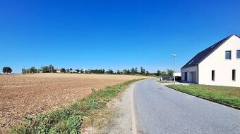 Stavební pozemek se sítěmi A5-Hrušovany u Brna- 896 m2