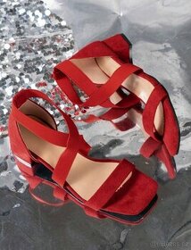Dámské červené sandály na gumu