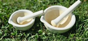 2 staré porcelánové hmoždíře s tloučky - 1