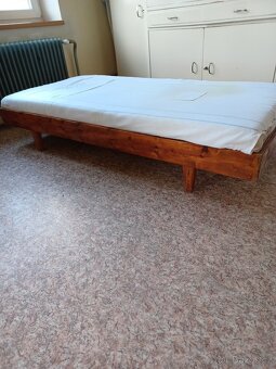Dřevěná postel - 1
