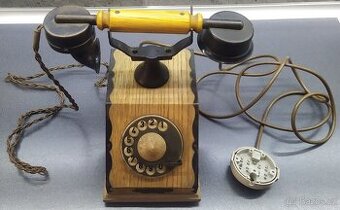 Retro telefon TESLA – dřevěný model s otočným číselníkem