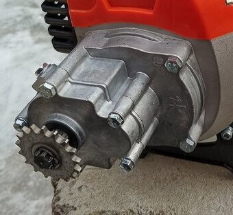 Převodovka 5:1 na dvoutaktní motor z křovinořezu.