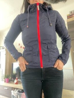 KRÁSNÁ BUNDA -- TOMMY HILFIGER