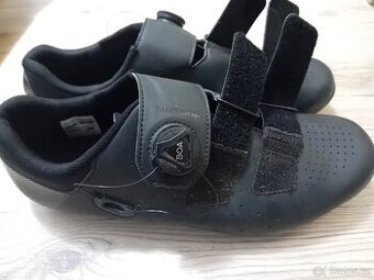 Cyklistické tretry Shimano s nášlapnými pedály a kufry