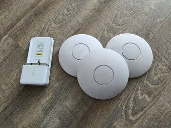 3x Ubiquiti UniFi UAP-AC-LR + 1x NanoSwitch
