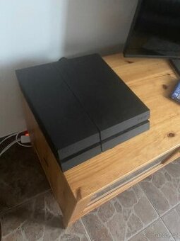 PlayStation 4 + 2 ovladače a hry