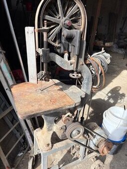 Pásová pila na dřevo