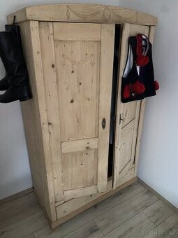 Secesní skříň smrk