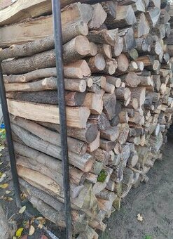 Suché tvrdé palivové dřevo.