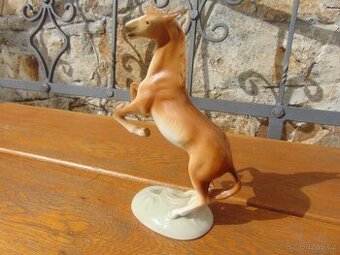 Porcelánový koník Royal Dux.