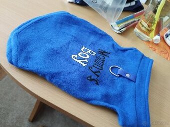 Postroj a lehký obleček pro menšího pejska