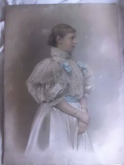 Starožitný Obraz na Hedvábí - DÍVKA V ŠATECH cca 1850 - 1870