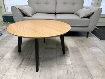 Prodám kulatý konferenční stolek – dekor dub, černé nohy