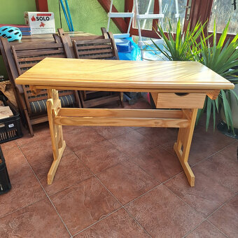 Rostoucí stůl z masivu s polohovací pracovní deskou Halmar