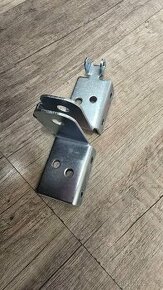 Držák k pohonu sekčních vrat