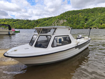 Motorová loď + přívěsný vozík