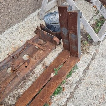 UNC, Locust, Novotný - vidle kované