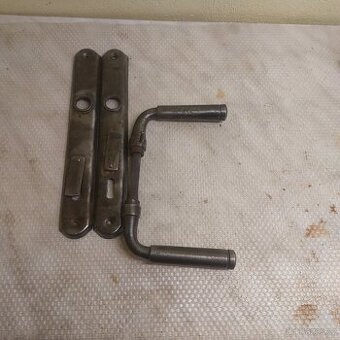 Staré kliky a štítky- kovové.