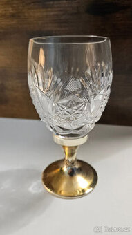 Sklenice z Broušeného Skla s Kovovou Stopkou