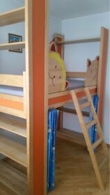 Vyvýšená postel z masivního dřeva - 1