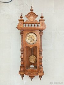 Dřevěné zdobené půlové mechanické nástěnné hodiny - 1