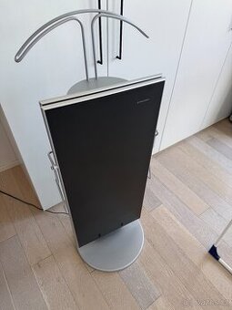 Elektrický přístroj na žehlení kalhot s věšákem