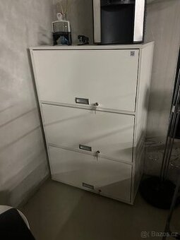 prodám skřínku s třemi zamykatelnými zónami . - 1