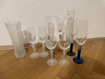 Různé designové skleničky – mix tvarů a barev