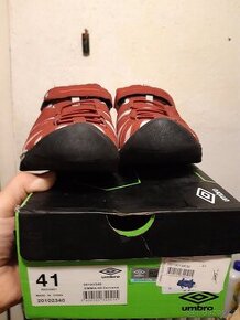 Prodám. Nové sandály Umbro vel.41 350kč