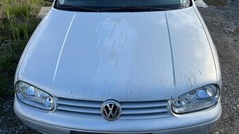 VW Golf IV stříbrná kapota
