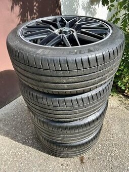 Originální 23″ AMG kola s letními pneumatikami Continental