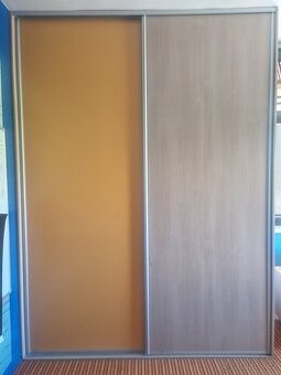 Vestavěná šatní skříň