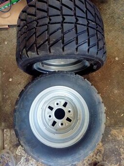 Zadní kola s pneu Maxxis.