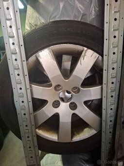 Sada alu kol s letni pneu Peugeot.