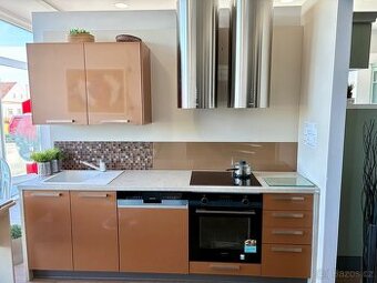 Nová kuch. sestava GLAM FACE - 250 cm z expo, 2 roky záruka