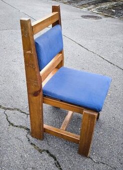 masivní pevné židle s polstrováním. Cca 60 kusů.